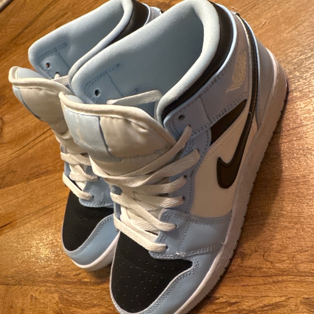 Nike Air Jordan 1 Mid GS “University Blue” Size 6.5Y